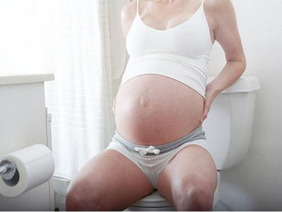 孕期上厕所是选蹲坑还是坐马桶,孕妇孕早期用蹲便还是马桶