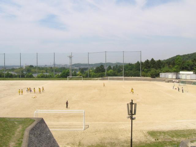 足球鞋不在草地上踢选哪个,踢一次足球选鞋