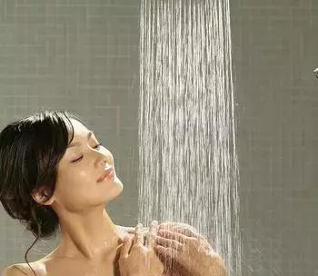 半夜出汗汗液太黏什么情况,夏天出汗感觉身上黏糊糊的正常吗