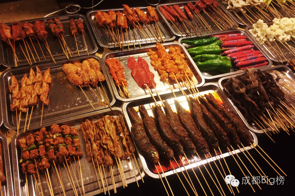 这个挨着成都建设巷的新新社区，看起来好像很好吃。