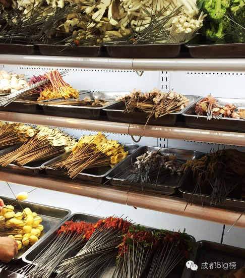 这个挨着成都建设巷的新新社区，看起来好像很好吃。