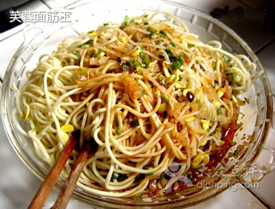 那些年一起吃路边摊的女孩,那些年陪你一起吃盒饭的女孩