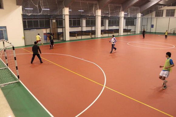 足球鞋不在草地上踢选哪个,踢一次足球选鞋