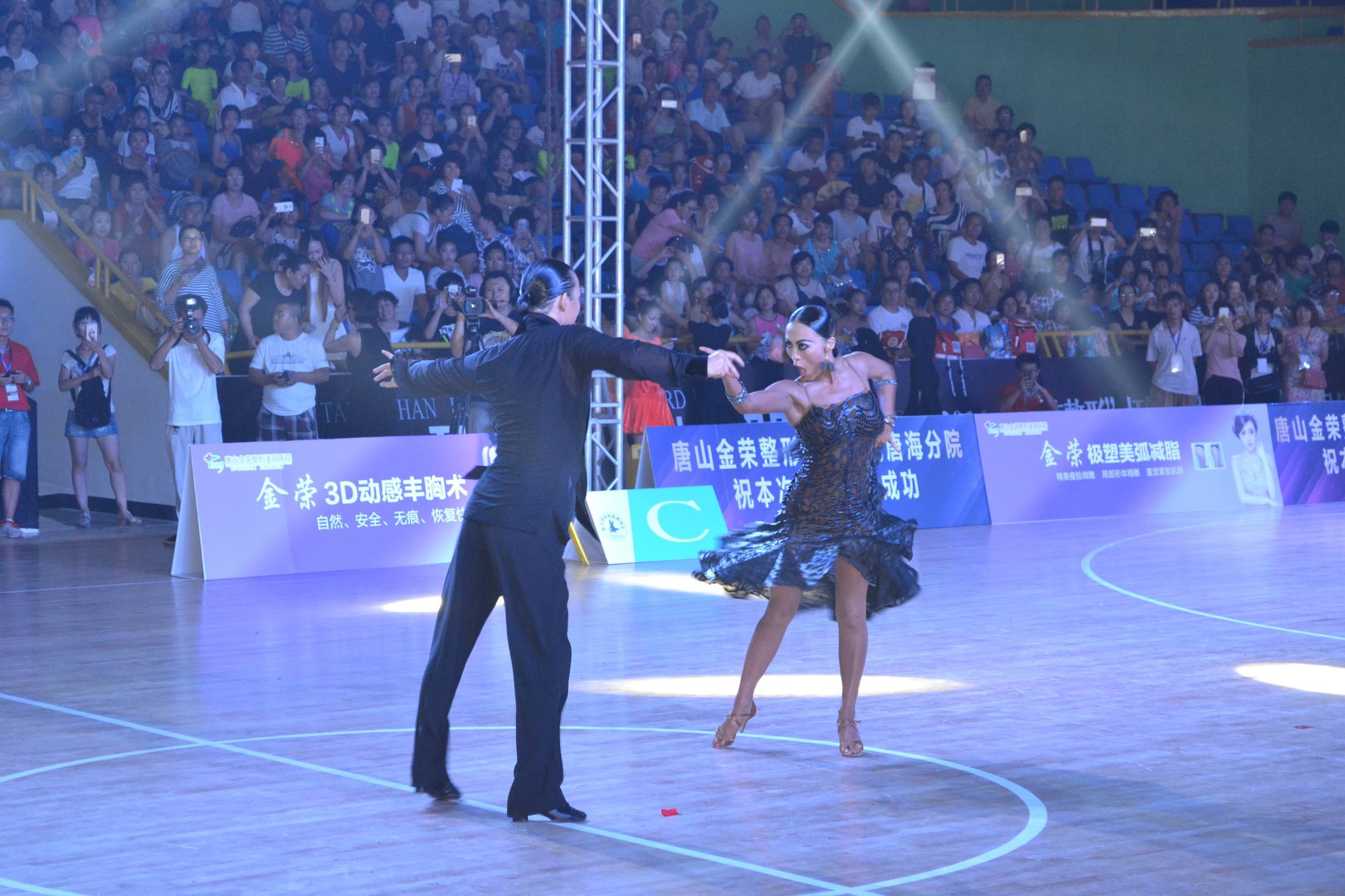 2016年TBDA金荣整形杯第六届国际标准舞在唐山体育馆开幕