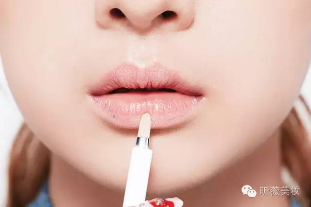 黑加仑紫色配怎样的妆容,淡淡的大红唇妆容