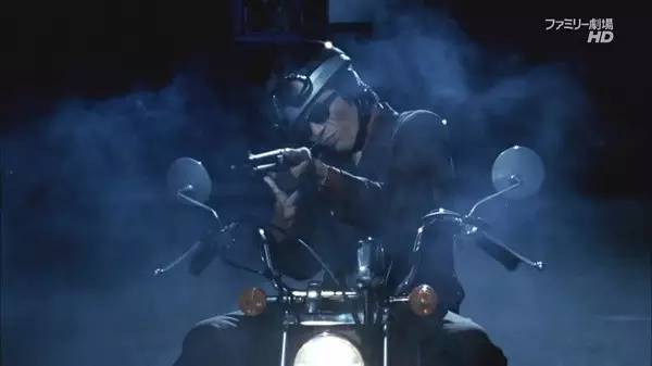 老牛吃嫩草!退休老警察凭什么获得年轻美少女疯狂垂青?