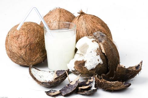 紧急情况下椰汁可以注入血管,椰子水为什么可以用于静脉输液