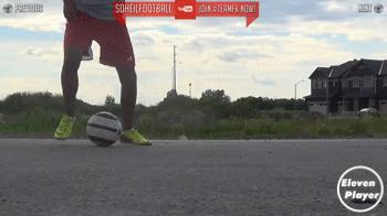 足球左扣右拨变向运球过人,足球变向摆脱技巧图解