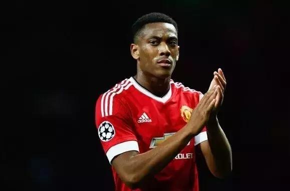 足球场上奋不顾身才是最大的尊重,足球场上的遗憾和希望同在