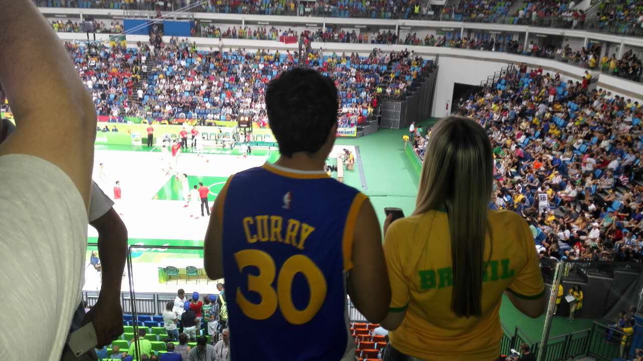 在足球场上看到球就兴奋是天赋吗,足球和篮球在世界上谁更受欢迎呢