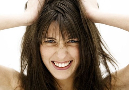 头发脆弱易断怎么保养理发店,头发受损严重易断怎么补救