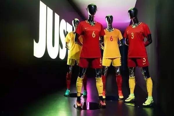 曾经美爆的社会主义复古风哪去了?为什么叕玩起了番茄炒蛋的老梗