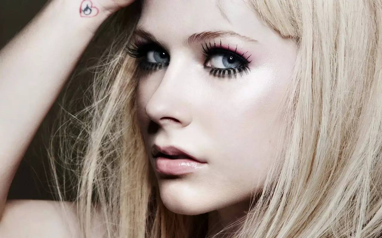 艾薇儿·拉维尼（AvrilLavigne），不仅长得漂亮，歌唱的也相当棒