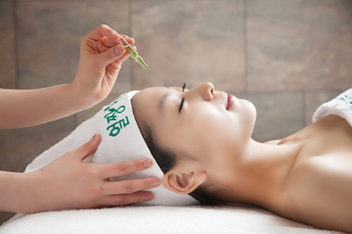 中老年人脸上长痘痘怎么治疗,月经不调脸上长期长痘痘怎么治疗