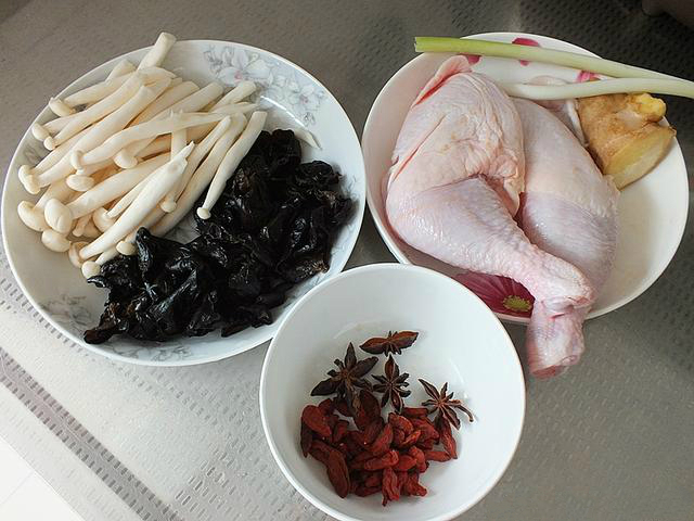 为什么自己炖的鸡汤那么油,为什么炖的鸡汤不够清