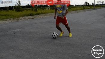 足球左扣右拨变向运球过人,足球变向摆脱技巧图解