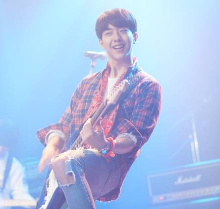 丁一宇安宰贤谁帅,一个单眼皮丑女生