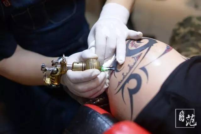 纹身师与绘画艺术,他是纹身师
