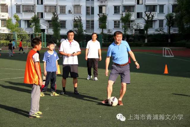 区县教育瀚文识才，前申花队队长刘军等专家来校指导学校足球工作