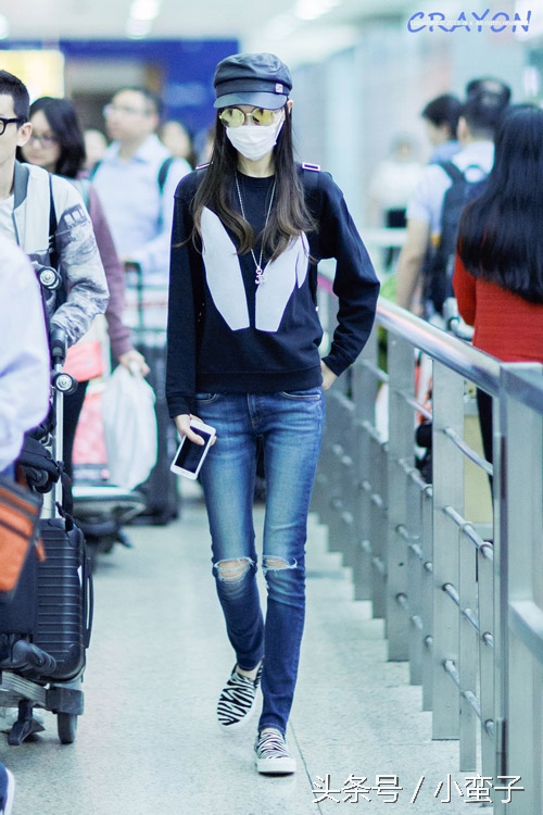 唐嫣机场卫衣搭风衣,唐嫣穿卫衣变运动系