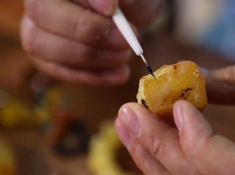 蜜蜡鸡油黄为什么打孔那有条线,老蜜蜡鸡油黄打紫光没有荧光反应