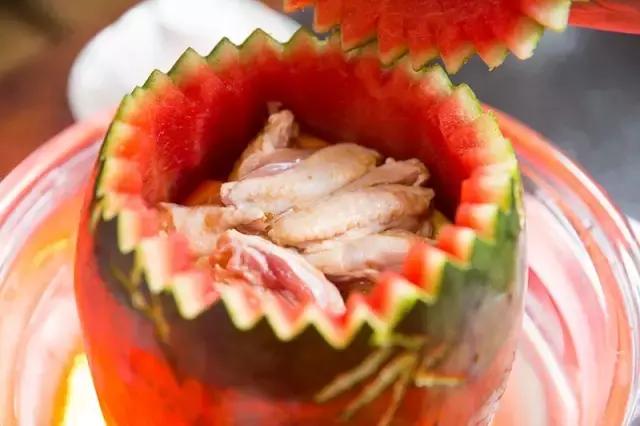 奇葩！泉州这家餐厅竟开在3D电影院里！招牌菜是西瓜皮！