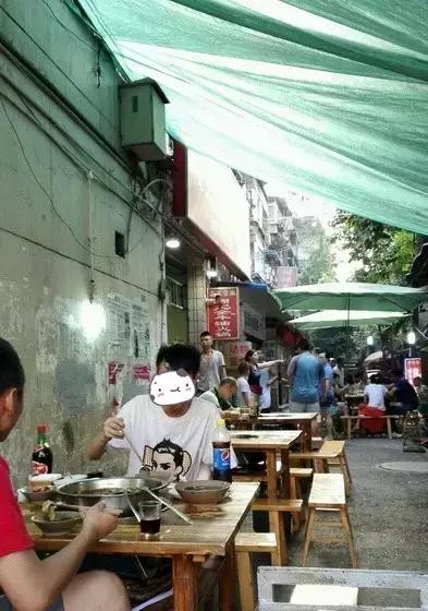 招牌都没有！开在厕所边！5家脏乱差的“黑店”门口却有一排豪车