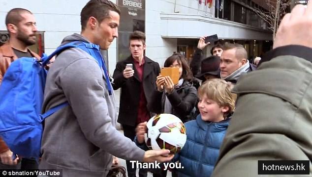 c罗扮成路人去街头踢足球,c罗扮成老大爷去足球场