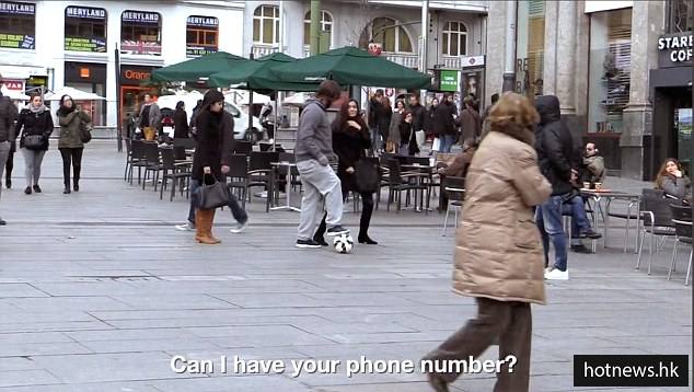 C罗扮成游民在街上踢球把妹还被拒绝