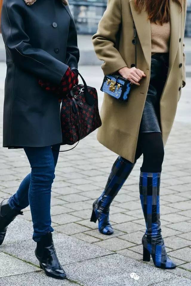 最时髦的人都在背两个包出门,最近都在背网红包包