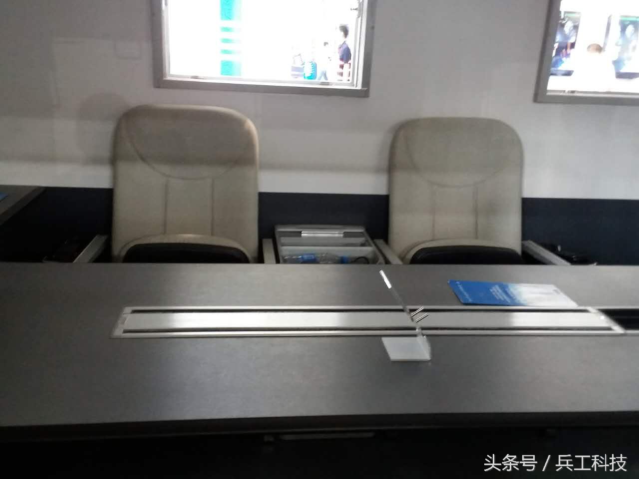 体验一把战场指挥官的感觉——*用军**指挥方舱内部揭秘