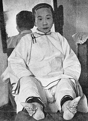 古代的缠足对女性的摧残有多大?为何古代男人们喜欢‘三寸金莲’