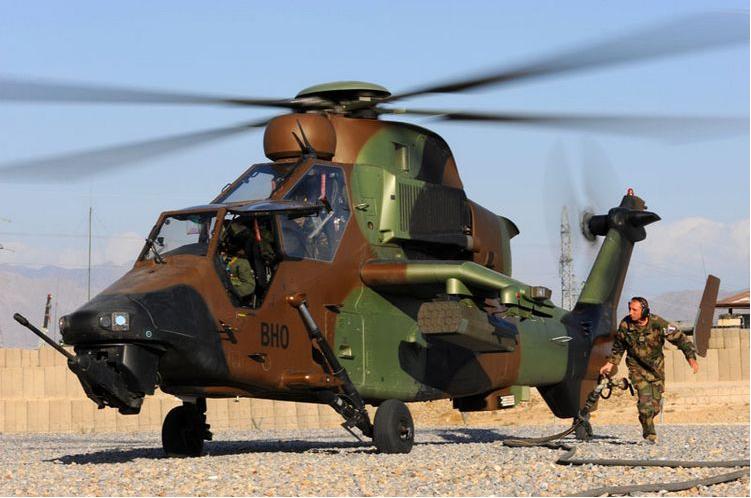 首款阿帕奇武装直升飞机,阿帕奇和中国最新武装直升机对比