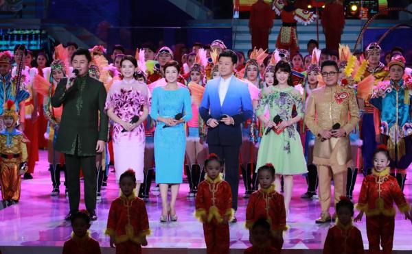 80年代央视春晚主持服装,24年春晚主持人服装