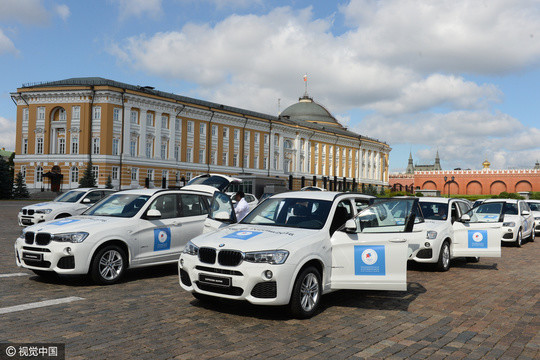 牛气！俄罗斯红场发宝马，普京保镖也有，女皇好羡慕