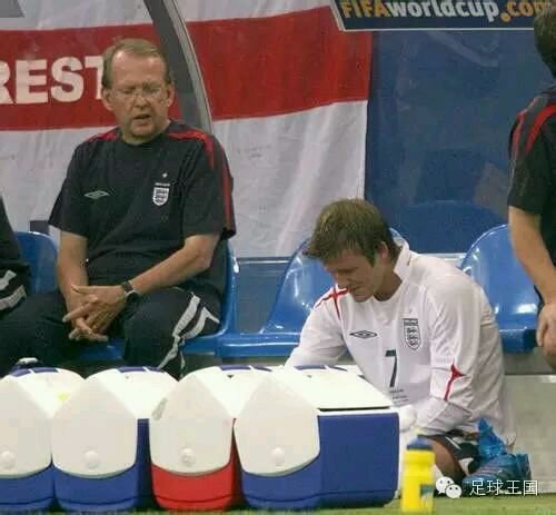 足球场上的尴尬瞬间,足球场上的抓拍瞬间