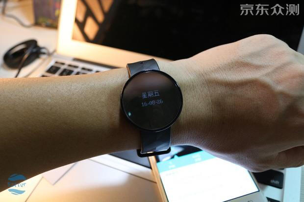 能刷门禁卡公交卡的智能手环,可以扫卡的智能手环