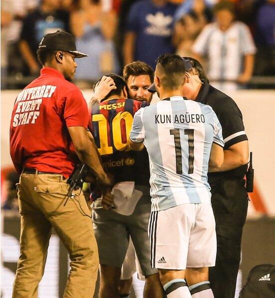 球迷冲进球场膜拜偶像梅西,球迷冲上场地膜拜梅西