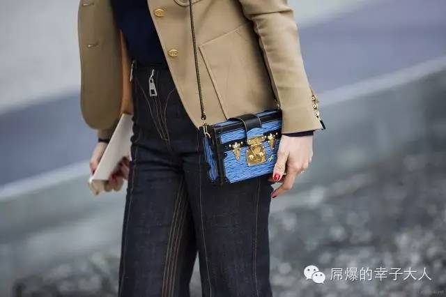 最时髦的人都在背两个包出门,最近都在背网红包包