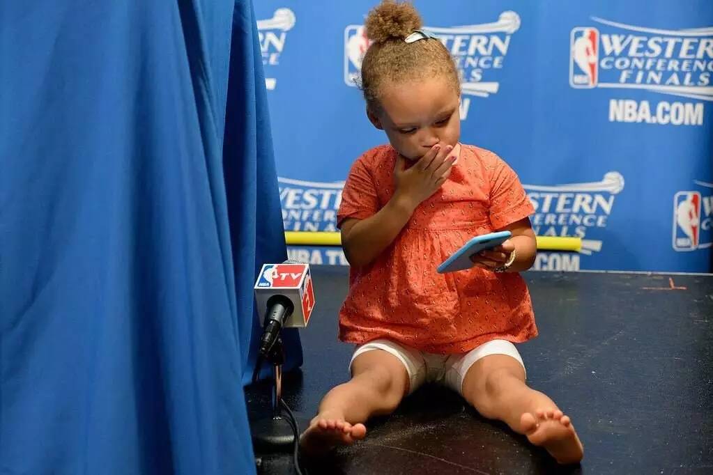 「美国鞋友之声」小莱利抢镜！Yeezy婴童版再掀血雨腥风