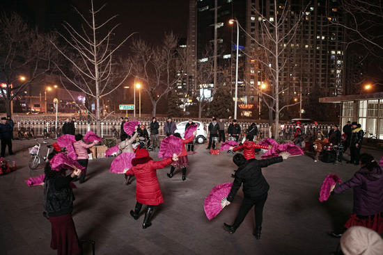 在同一栋建筑的地上和地下，我们拍摄了两个不同的世界