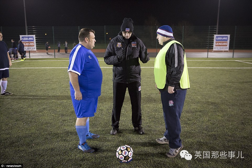 只有胖子才能踢的英国胖超足球联赛....这画风有点甜....