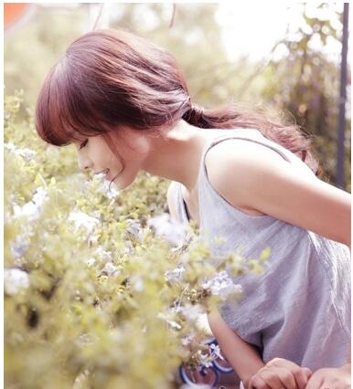 卷发低马尾辫怎么扎蓬松而好看,心机马尾辫怎么扎显头发蓬松