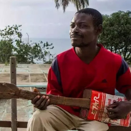 这个利比亚盲人用一把油漆桶和钢丝线做成的破吉他,让世界汗颜