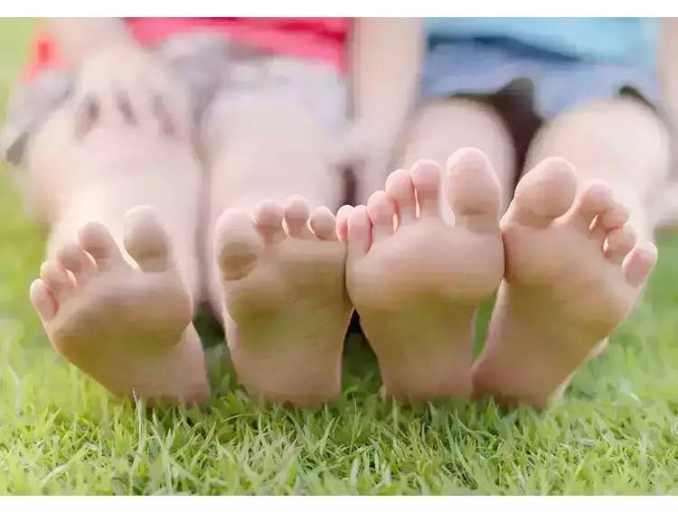 宝宝脚起像水泡一样的皮怎么回事,宝宝脚长满水泡