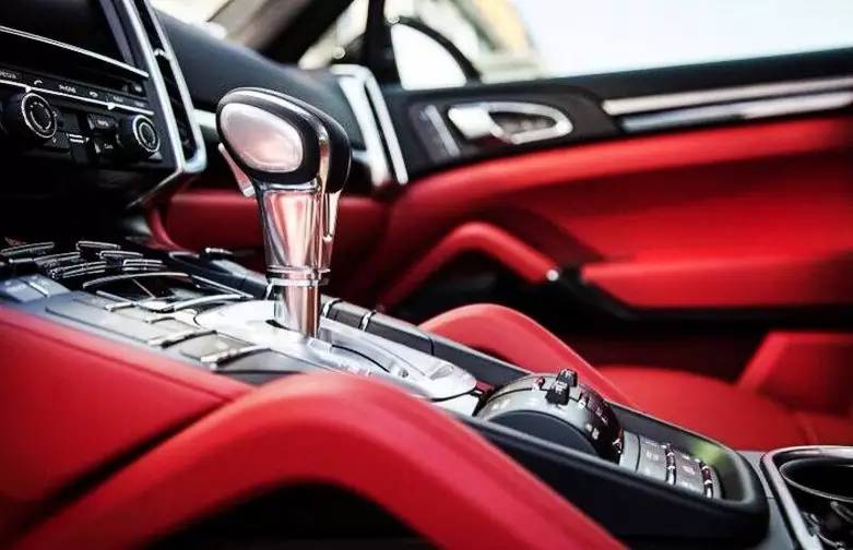 小伙30万买个二手保时捷,小伙花30万买了一辆法拉利