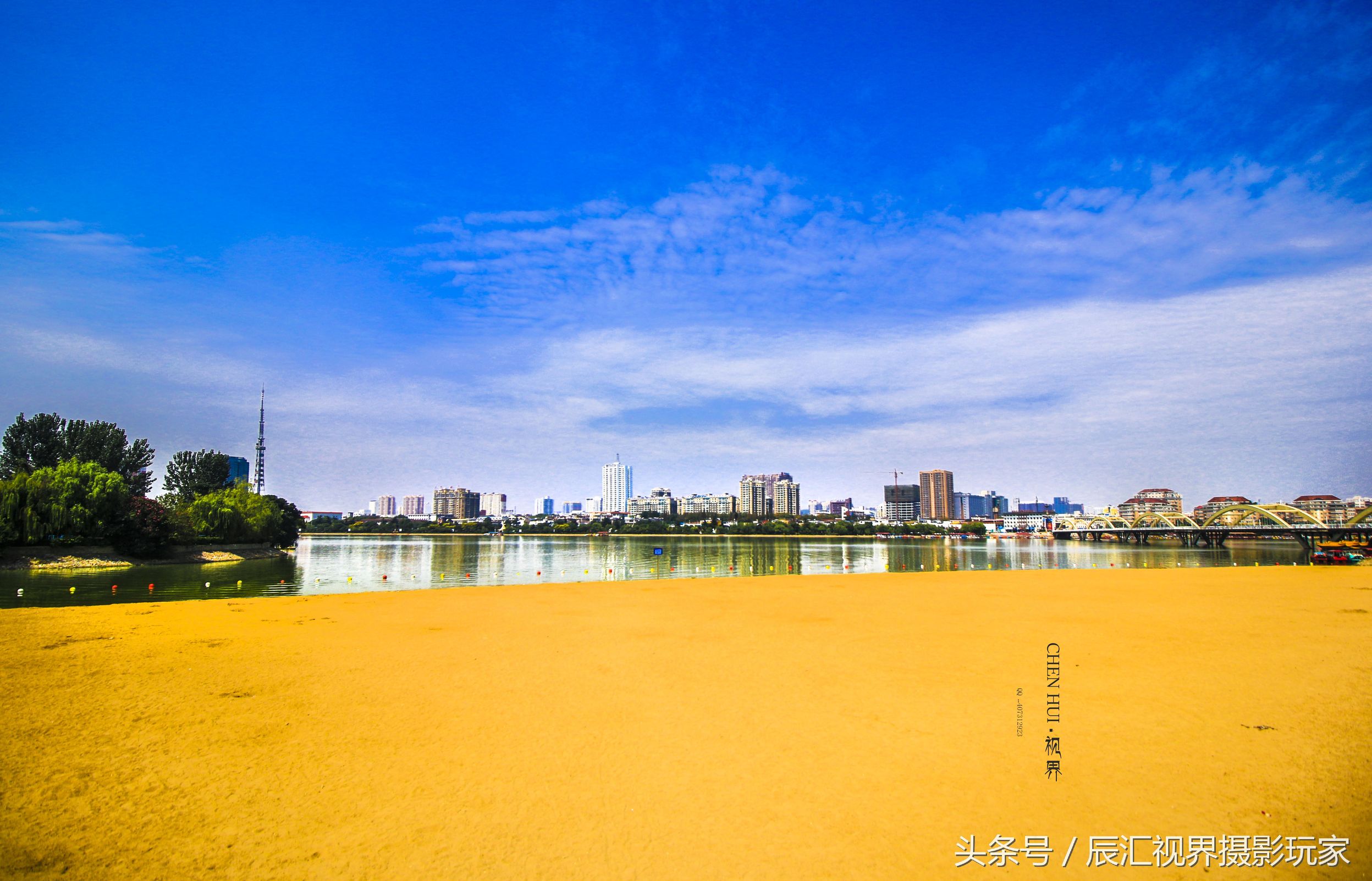 碧水蓝天俏宛城，水岸沙滩似海景