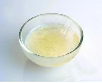 把橘子皮扔进洗衣机，没想到泛黄的衣物都变白了