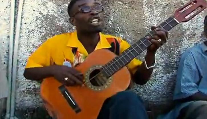 这个利比亚盲人用一把油漆桶和钢丝线做成的破吉他,让世界汗颜