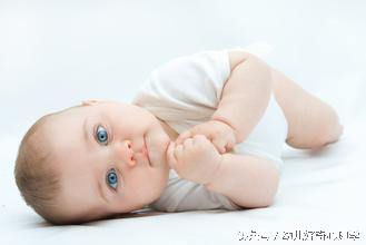 宝宝爱眨眼睛爱挤眼睛怎么办,孩子老眨眼眼睛睁不大